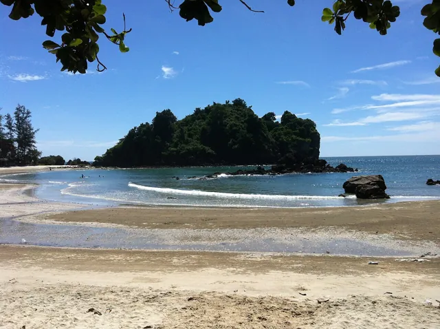 อ่าวบ่อทองหลาง และหาดสวนหลวง