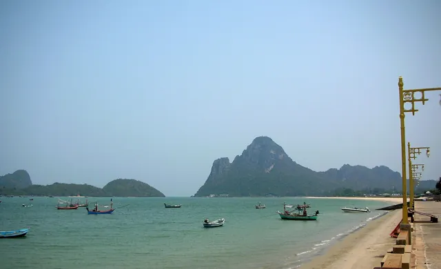 อ่าวประจวบ และถนนเลียบชายหาด