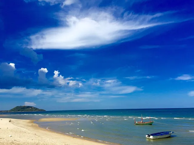 หาดบ้านกรูด
