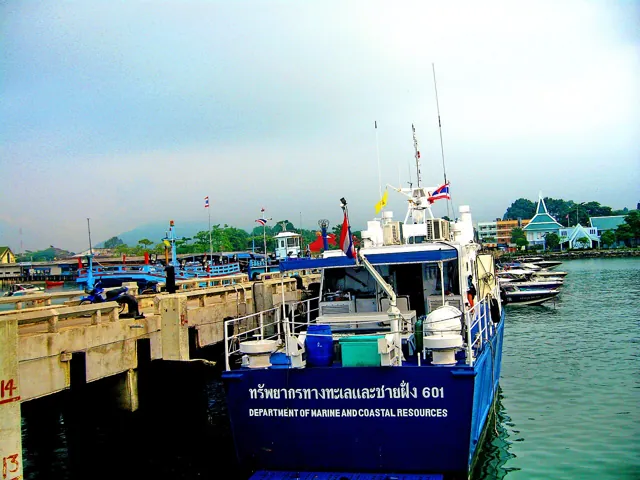 ท่าเรือบ้านเพ และตลาดบ้านเพ