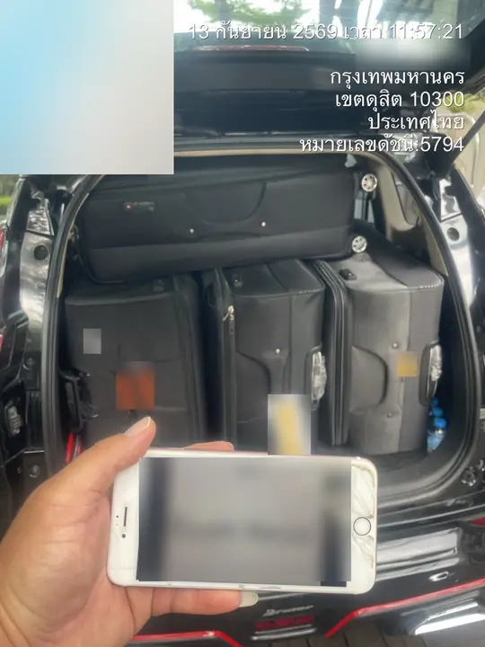 กระเป๋าเดินทางจัดเรียงเรียบร้อยในท้ายรถ — กรุงเทพฯ