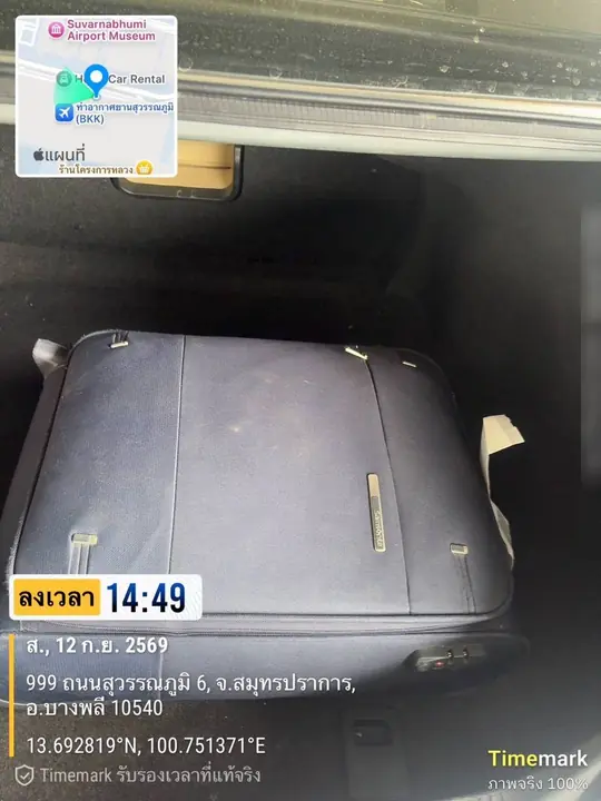 กระเป๋าเดินทางจัดเรียงเรียบร้อยในท้ายรถ — สนามบินสุวรรณภูมิ
