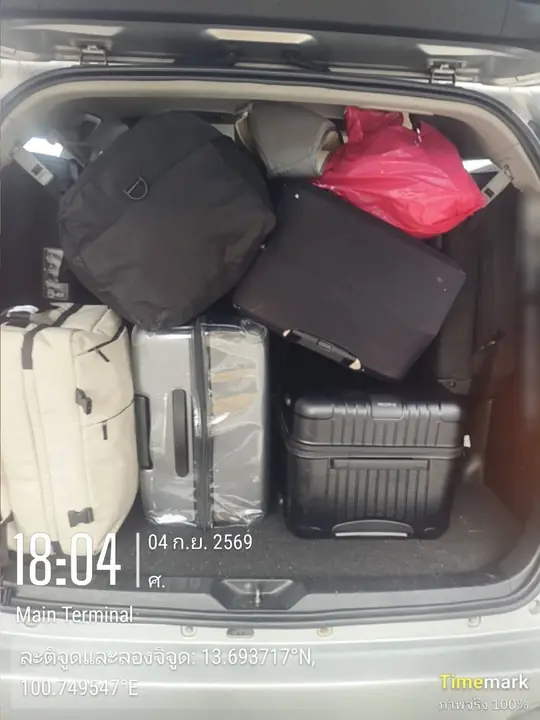 กระเป๋าเดินทางจัดเรียงเรียบร้อยในท้ายรถ — สนามบินสุวรรณภูมิ