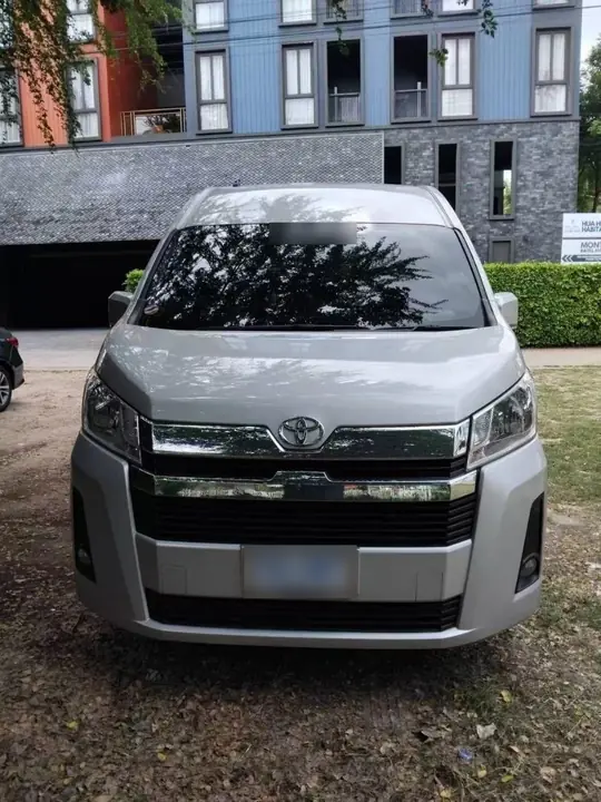 รถตู้ Toyota Commuter สีเงินจอดหน้าที่พักในหัวหิน