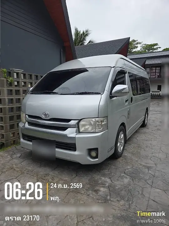 รถตู้ Toyota Commuter สีเงินพร้อมออกเดินทางตอนเช้าที่จังหวัดตราด