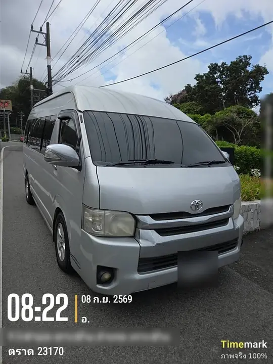 รถตู้ Toyota Commuter สีเงินจอดรอรับลูกค้าที่จังหวัดตราด