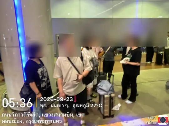 ลูกค้าพร้อมกระเป๋าเดินทางรอขึ้นรถที่สนามบินดอนเมือง ตอนเช้ามืด
