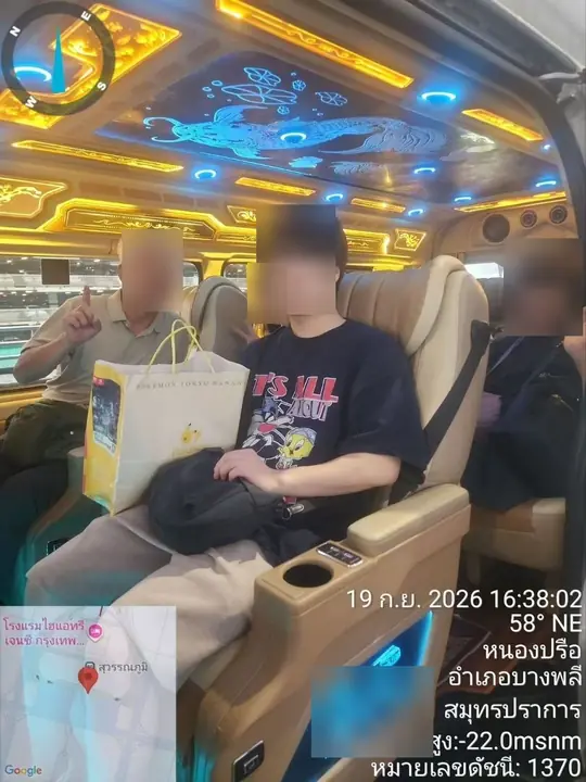 ครอบครัวนั่งเบาะหนังในรถตู้ VIP เพดานไฟ LED หลังรับจากสนามบินสุวรรณภูมิ