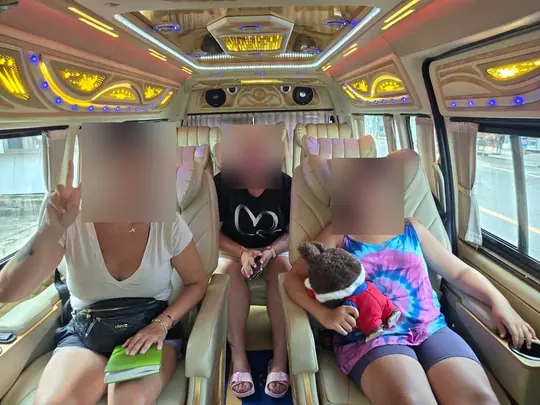 ครอบครัวกับเด็กๆ นั่งเบาะกัปตันในรถตู้ VIP