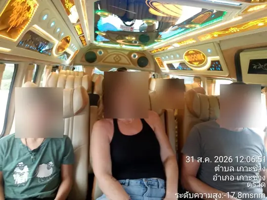 ครอบครัวนั่งในรถตู้ VIP ระหว่างเที่ยวเกาะช้าง จังหวัดตราด