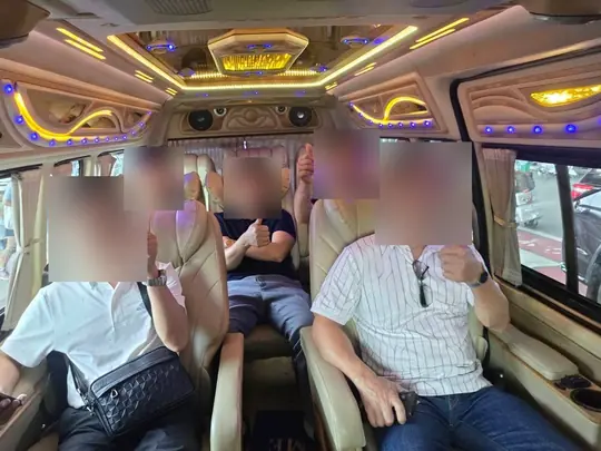 ลูกค้ากลุ่มชูนิ้วโป้งในรถตู้ VIP ระหว่างเดินทาง