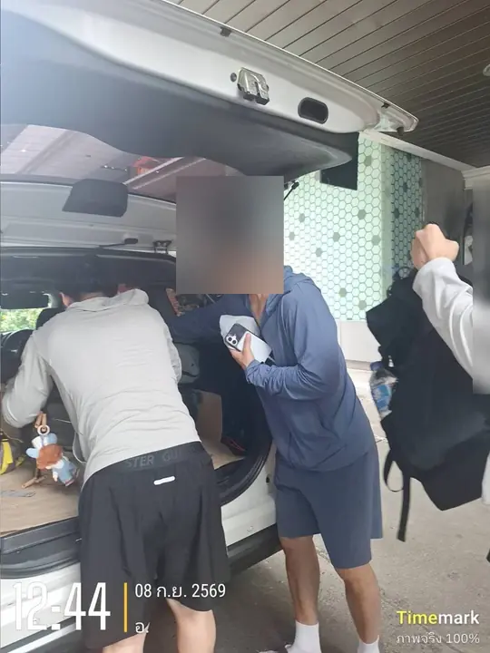 ผู้โดยสารยกกระเป๋าขึ้นรถก่อนออกเดินทาง — กรุงเทพฯ