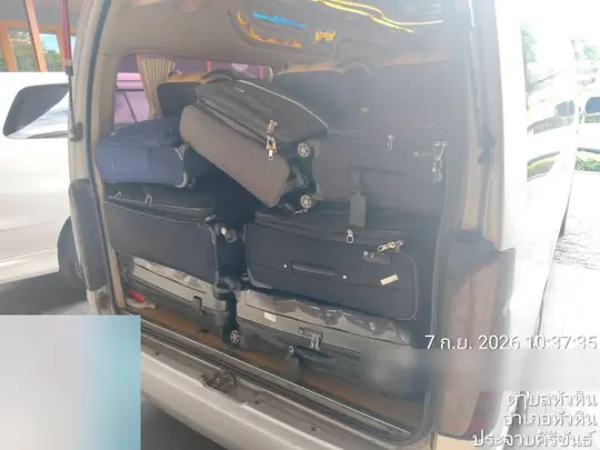 กระเป๋าเดินทางใบใหญ่จัดเรียงเต็มท้ายรถตู้ ทริปหัวหิน