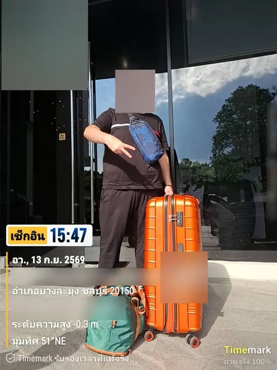 ผู้โดยสารพร้อมสัมภาระ รอขึ้นรถหน้าที่พัก — พัทยา