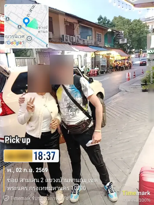 ผู้โดยสารสองคนยืนข้างรถก่อนออกเดินทาง บนถนนย่านสามเสน กรุงเทพฯ ยามเย็น