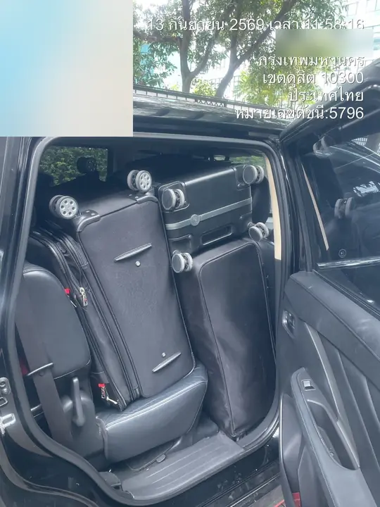 กระเป๋าเดินทางจัดวางในห้องท้ายรถอเนกประสงค์ — กรุงเทพฯ