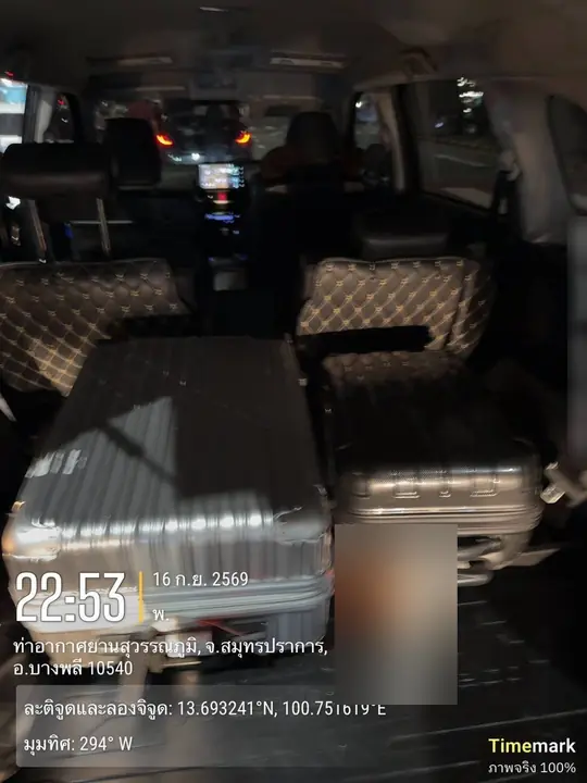 กระเป๋าเดินทางในห้องท้ายรถอเนกประสงค์ตอนกลางคืน — สนามบินสุวรรณภูมิ