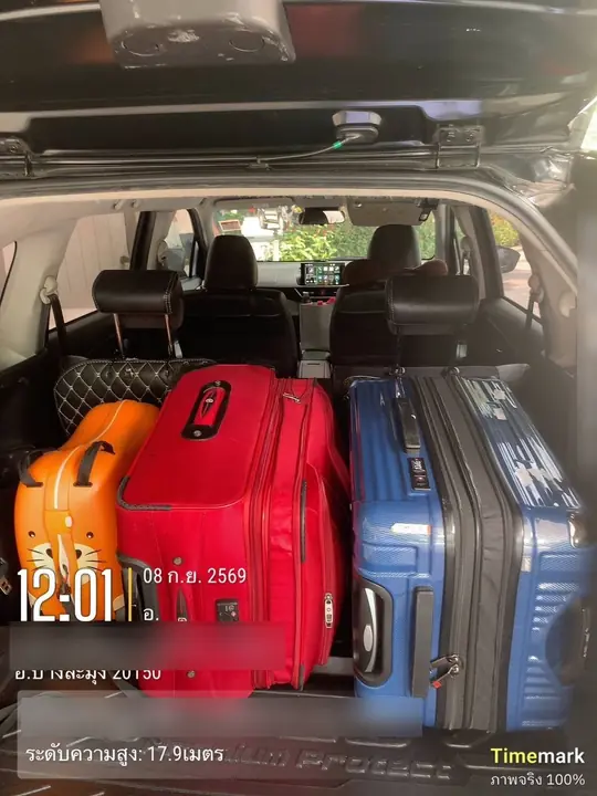 กระเป๋าเดินทางจัดวางในห้องท้ายรถอเนกประสงค์ — พัทยา