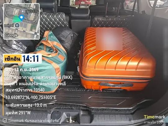 กระเป๋าเดินทางจัดวางในห้องท้ายรถอเนกประสงค์ — สนามบินสุวรรณภูมิ