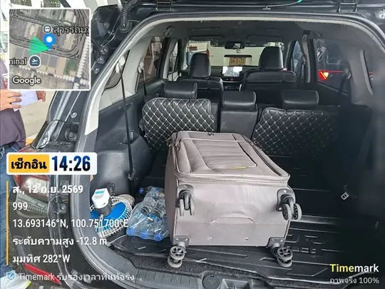 กระเป๋าเดินทางจัดวางในห้องท้ายรถอเนกประสงค์ — สนามบินสุวรรณภูมิ