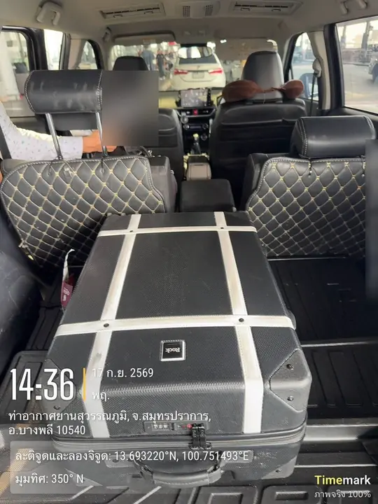 กระเป๋าเดินทางจัดวางในห้องท้ายรถอเนกประสงค์ — สนามบินสุวรรณภูมิ