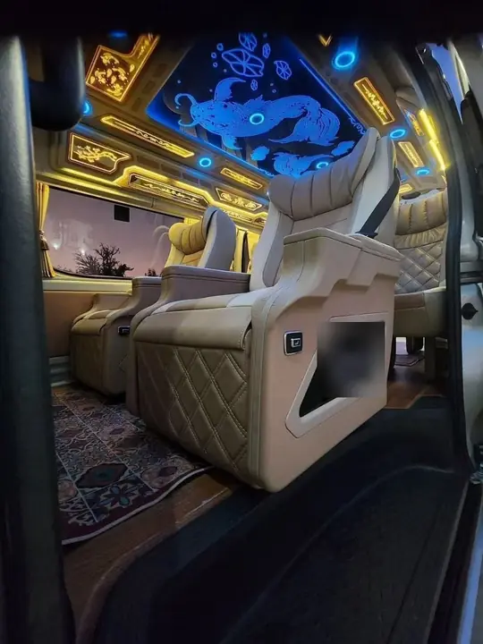 เบาะกัปตันหนังสีครีมและเพดานไฟ LED ในรถตู้ Toyota Commuter VIP
